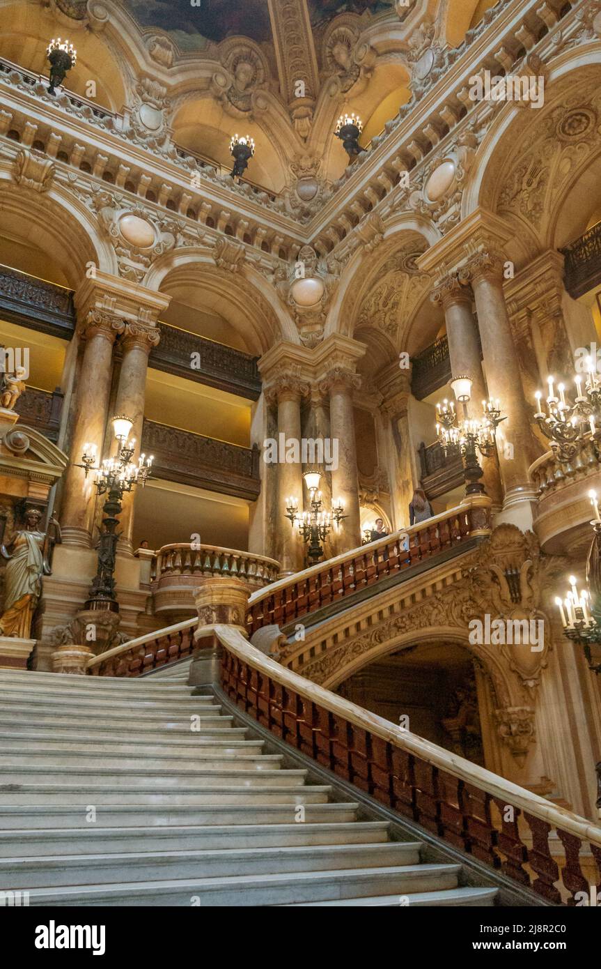 Paris, Frankreich, 31. März 2017: Innenansicht der Opera National de Paris Garnier, Frankreich. Es war von 1861 bis 1875 gebaut. Garnier Treppe, Interio Stockfoto