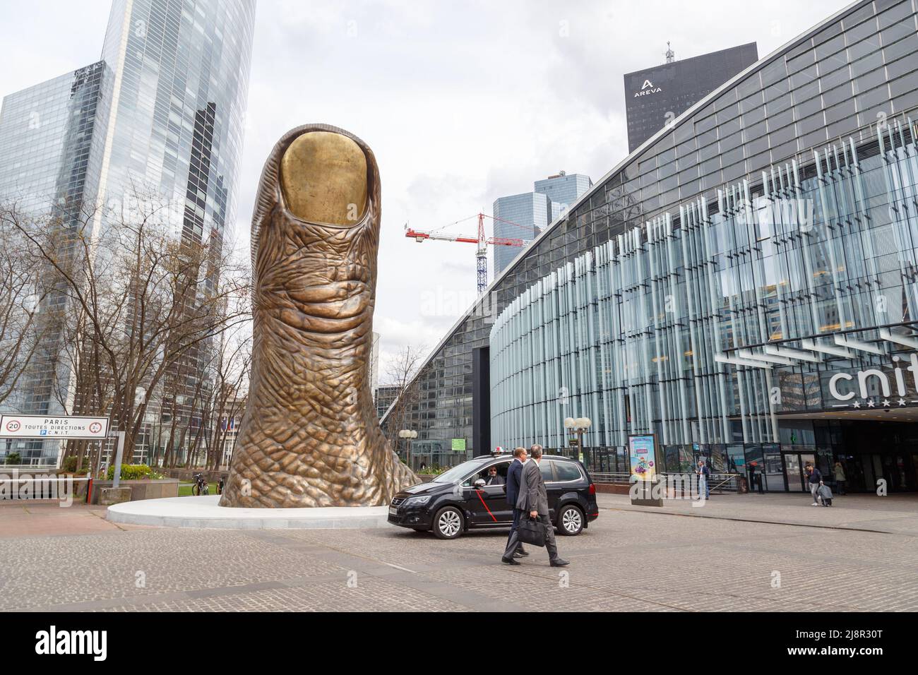 Paris, Frankreich, 30. März 2017: Große Finger oder riesige große Daumenskulptur oder Kunststatue in der Verteidigungslinie, in der Nähe des großen Bogens in Paris, Frankreich Stockfoto