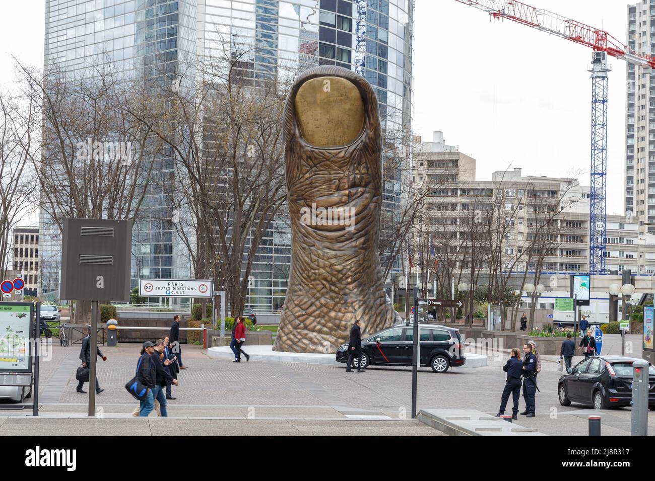 Paris, Frankreich, 30. März 2017: Große Finger oder riesige große Daumenskulptur oder Kunststatue in der Verteidigungslinie, in der Nähe des großen Bogens in Paris, Frankreich Stockfoto