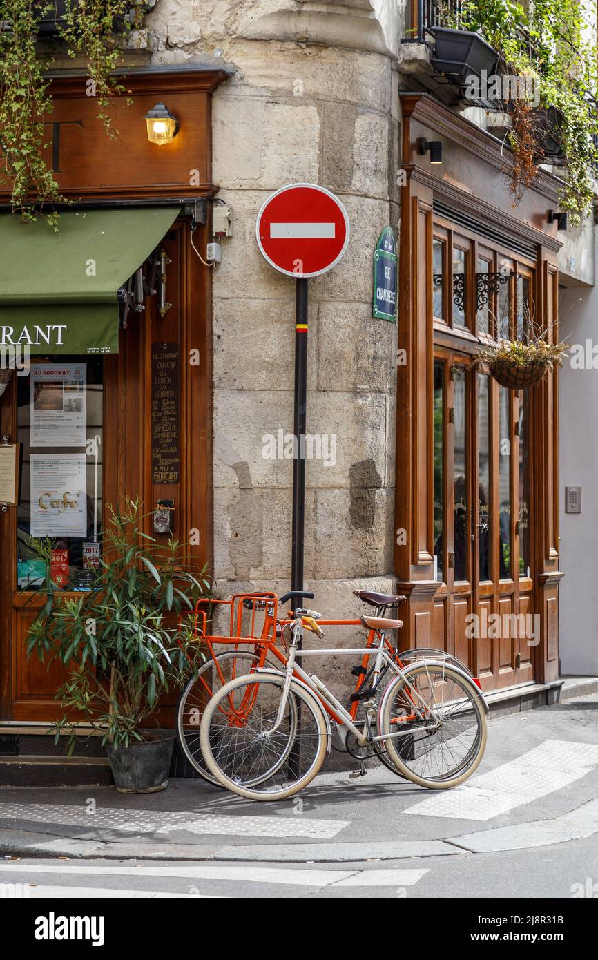 Paris, Frankreich, 1. April 2017: Altes Fahrrad vor dem Pariser Restaurant. Typische französische Straße in Montmartre Viertel mit kleinen Häusern sind Stockfoto