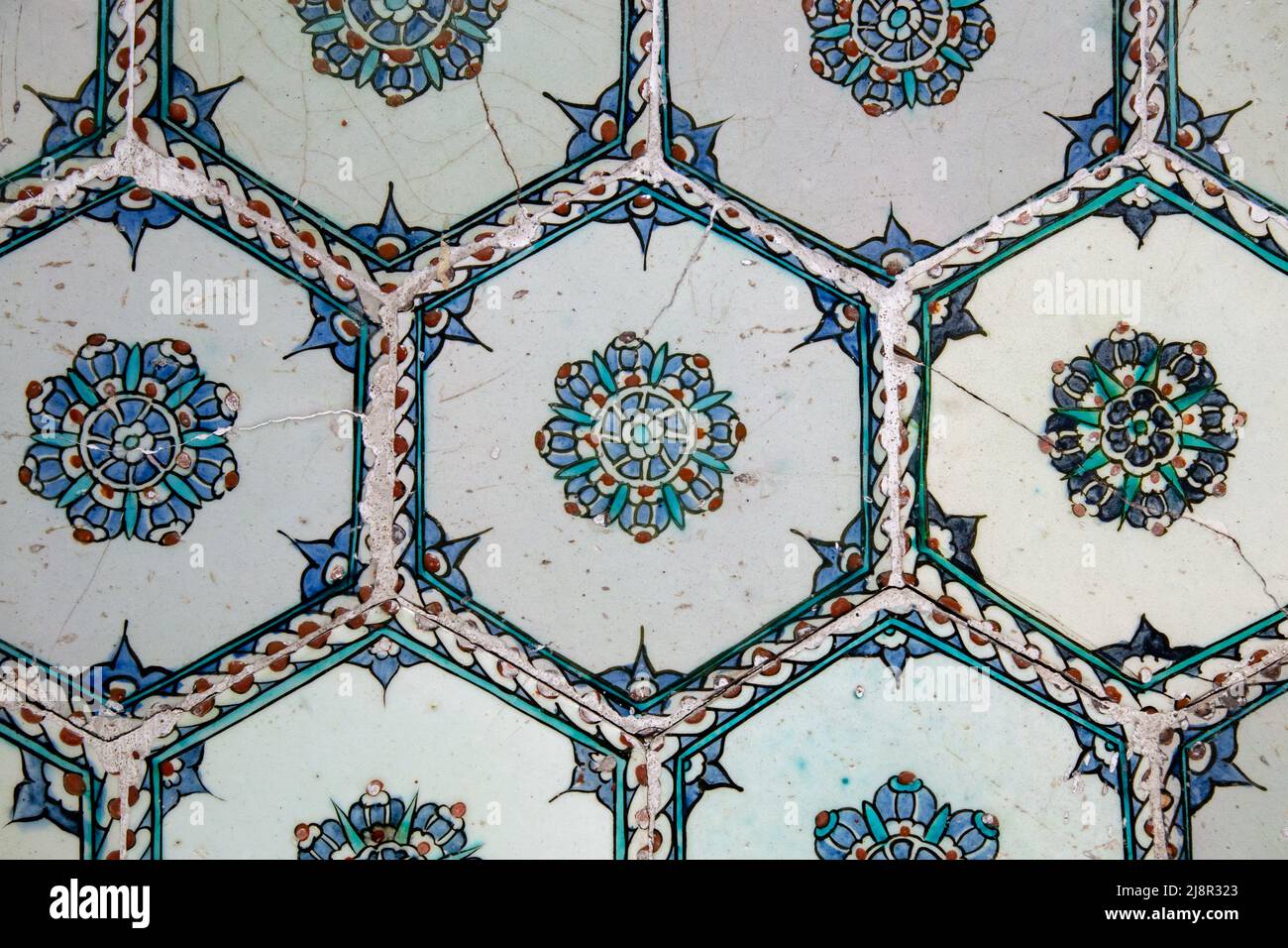 Handgemachte alte Türkische Blaue Keramikfliesen an der Wand in Istanbul City, Türkei. Nahaufnahme. Antike osmanisch gemusterte Iznik syle Design Fliese Zusammensetzung Stockfoto