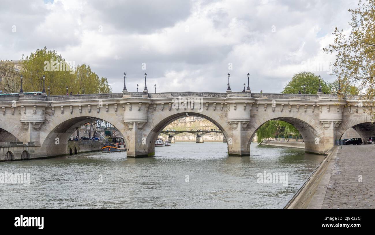 Paris, Frankreich, 1. April 2017: Pariser Brücke. Brücken von Paris über die seine, an einem schönen bewölkten Tag. Nicht weniger als 37 Brücken überspannen die seine, den Fluss Stockfoto