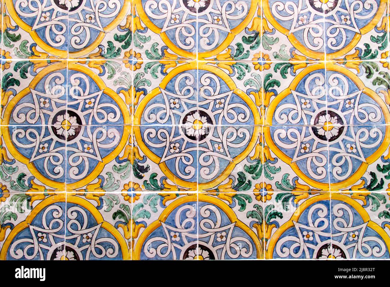Handgemachte alte Türkische Blaue Keramikfliesen an der Wand in Istanbul City, Türkei. Nahaufnahme. Antike osmanisch gemusterte Iznik syle Design Fliese Zusammensetzung Stockfoto