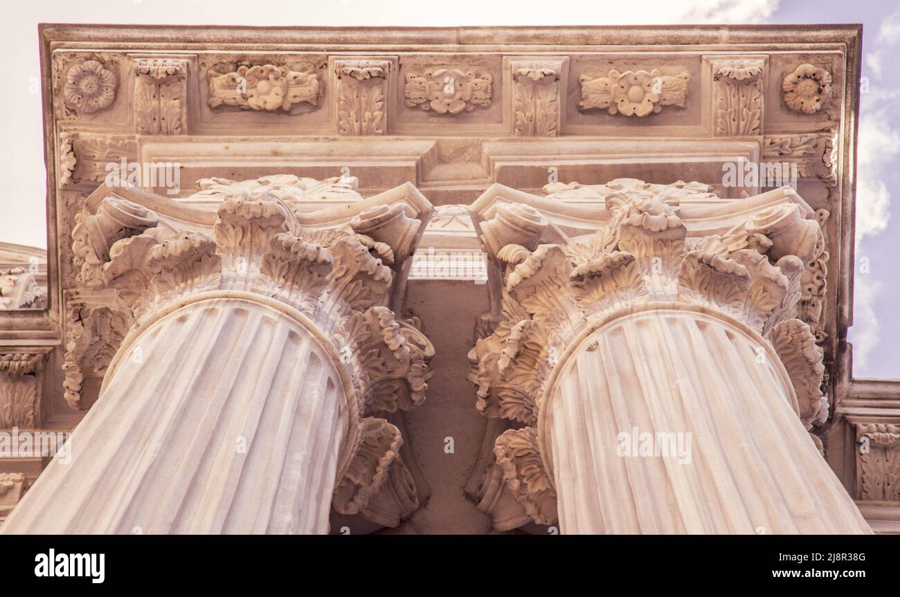 Alte Säule Des Justizgerichts. Neoklassizistische Kolonnade mit korinthischen Säulen als Teil eines öffentlichen Gebäudes, das einem griechischen oder römischen Tempel ähnelt Stockfoto