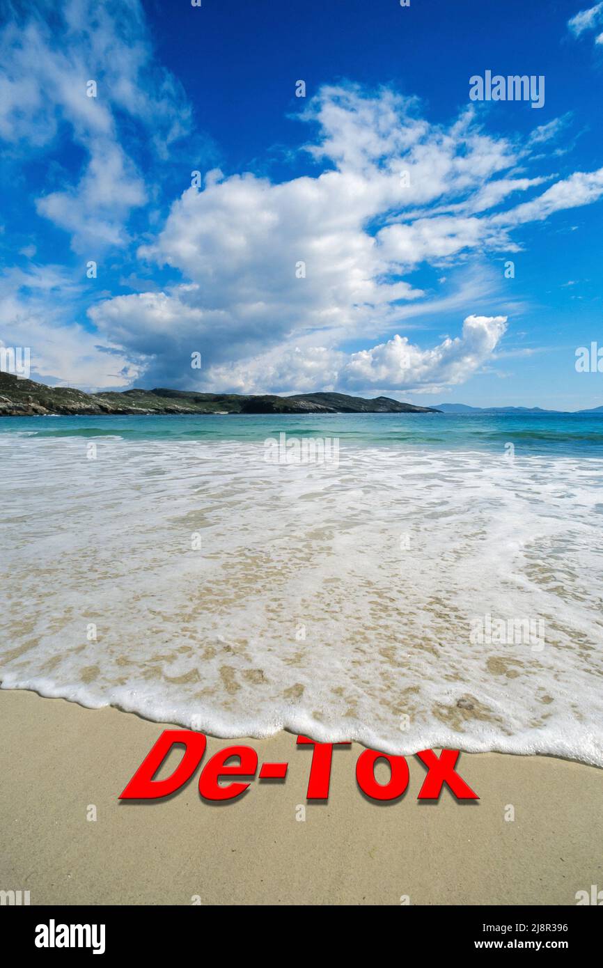 Konzeptbild - um Stress abzuwaschen, indem Sie einen entspannenden Badeurlaub machen, während die Wellen an einem Sandstrand das Wort „De-tox“ wegspülen. Stockfoto
