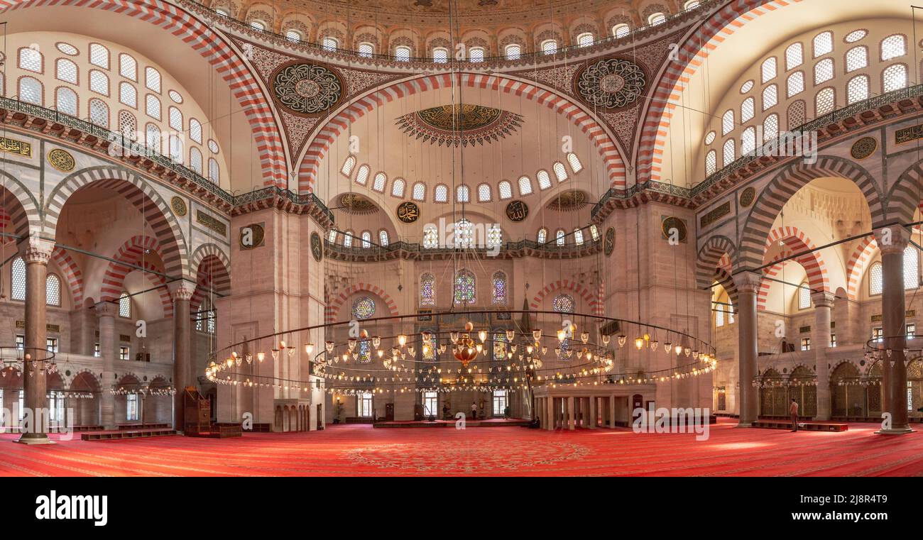 Istanbul, Türkei, 25. März 2019: Innenansicht der Suleymaniye Moschee in Istanbul, Türkei. Die Suleymaniye Moschee wurde 1551 von Mimar Sinan erbaut Stockfoto