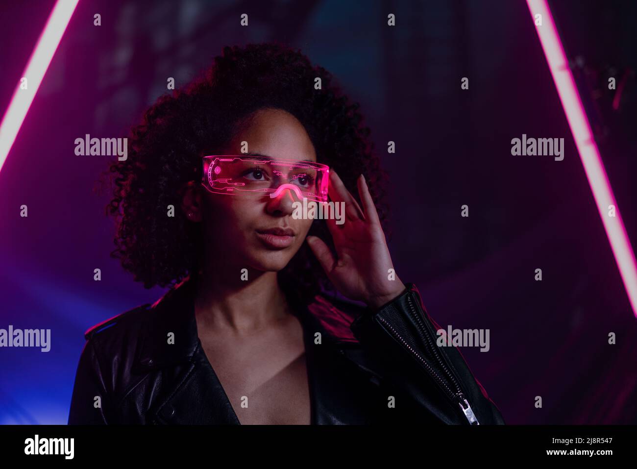 Metaverse Digital Cyber world Technology, junge Frau mit smarter Brille, futuristischer Lifestyle Stockfoto