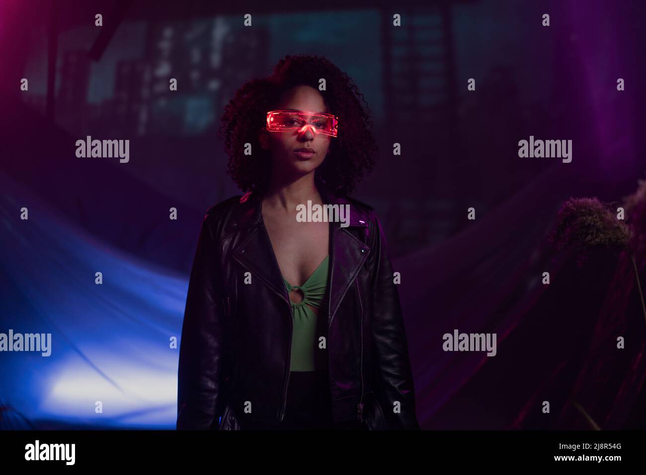 Metaverse Digital Cyber world Technology, junge Frau mit smarter Brille, futuristischer Lifestyle Stockfoto