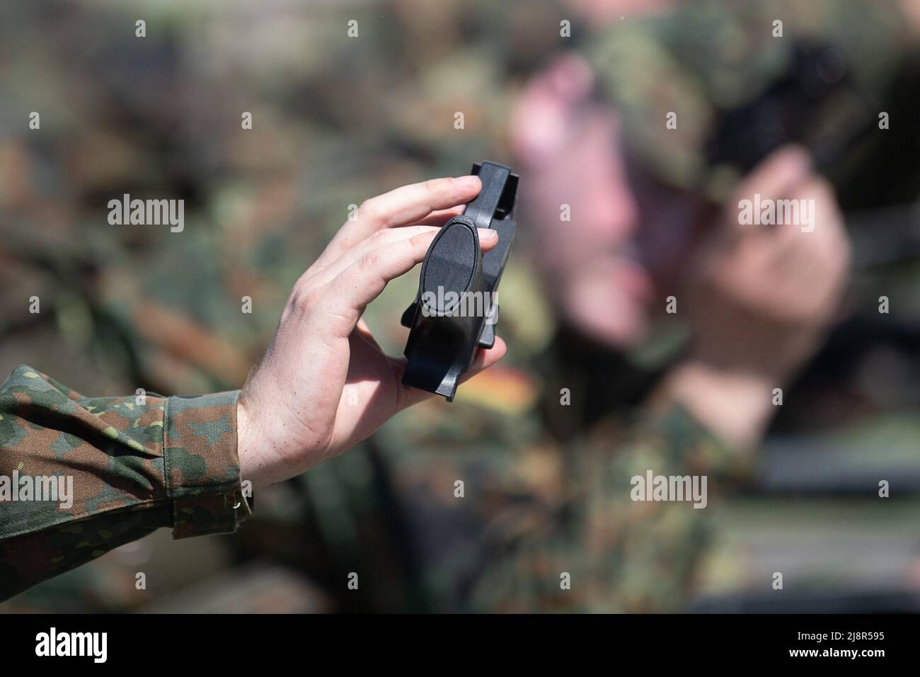 Hammelburg, Deutschland. 11.. Mai 2022. Ein Rekrut, der für die Reserve ausgebildet wird, hält einen Teil des Sturmgewehrs G36 auf dem Trainingsgelände der Deutschen Armee in Hammelburg. Quelle: Sebastian Gollnow/dpa/Alamy Live News Stockfoto