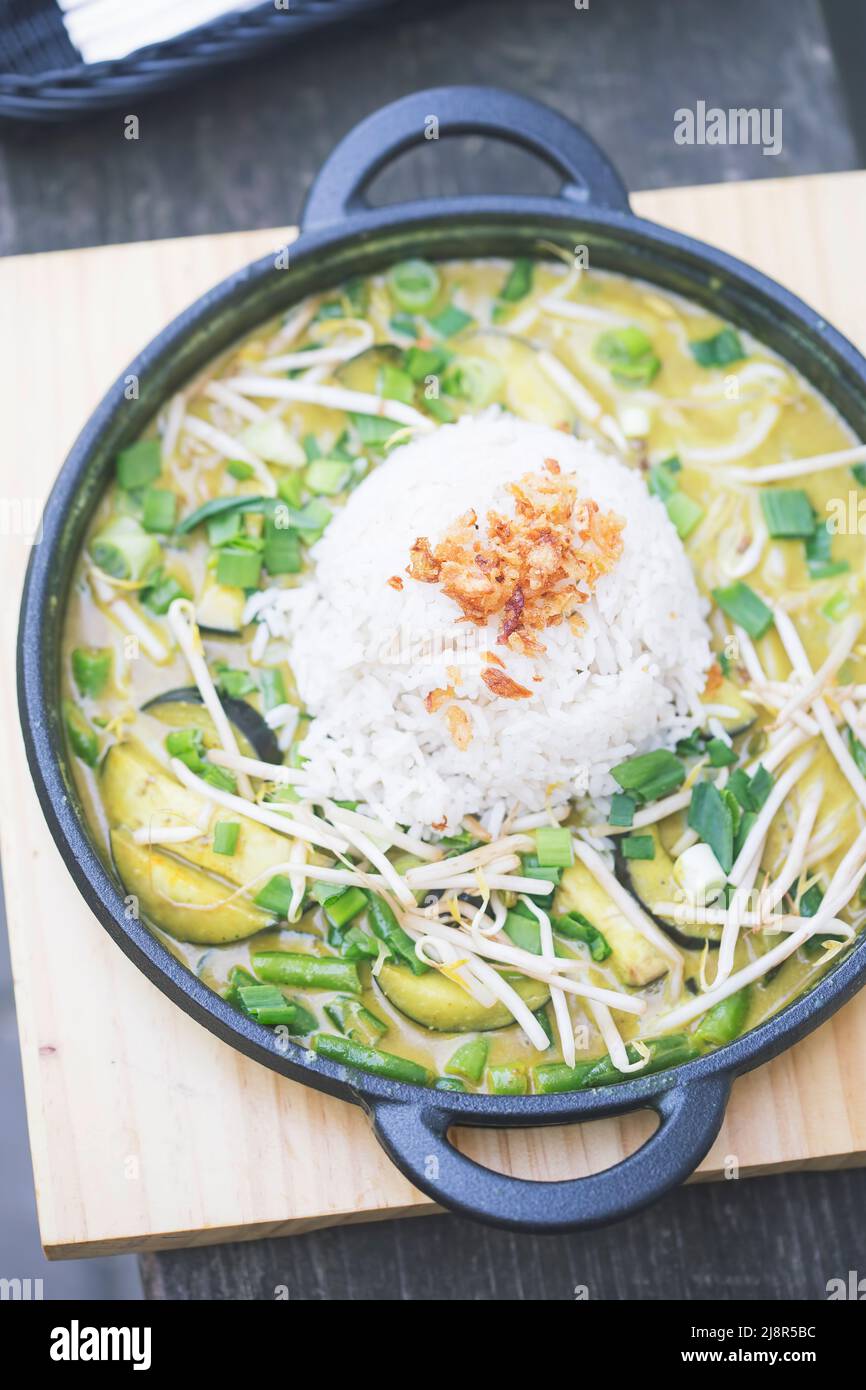 Tempe mit Auberginen-grünem, indonesischem Gericht mit Reis Stockfoto