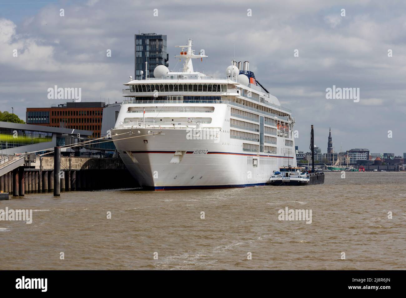 Hamburg, Deutschland - 5-3-2022: Schiff Europa 2 nimmt Treibstoff vom Bunkerschiff Eloise im Hafen auf Stockfoto