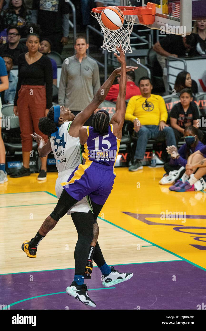 Los Angeles Sparks Wache Brittney Sykes (15) wird während eines WNBA-Spiels am Dienstag, den 17. Mai 2022, in Crypt vom Minnesota Lynx Center Sylvia Fowles (34) gefoult Stockfoto