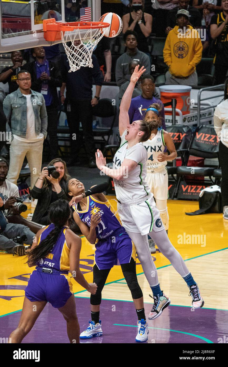 Minnesota Lynx Stürmer Jessica Shepard (10) schießt über Los Angeles Sparks Guard Jordin Canada (21) während eines WNBA-Spiels, Dienstag, 17. Mai 2022, bei Kryp Stockfoto