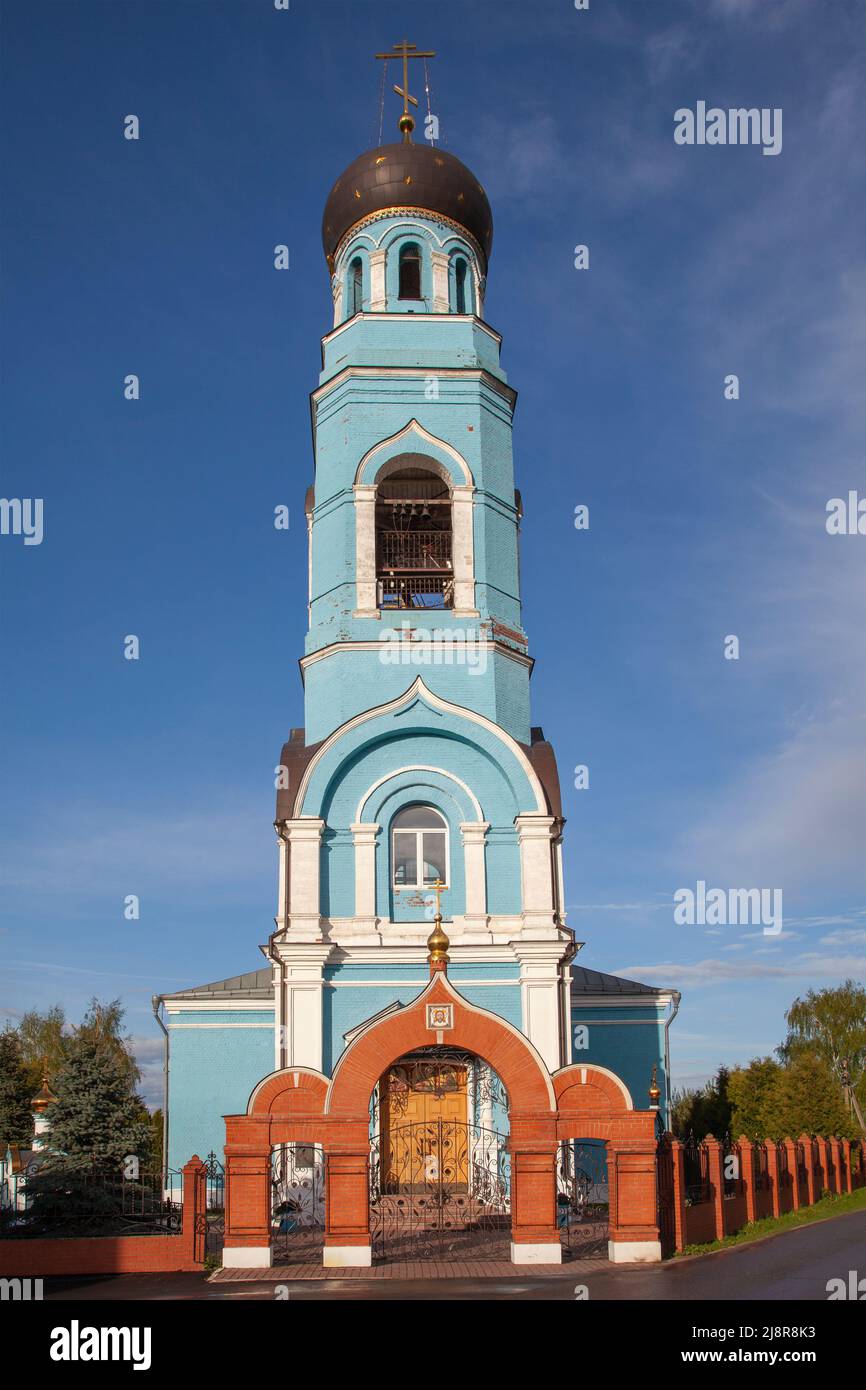 Hoher Glockenturm der Kirche der Fürbitte der seligen Jungfrau auf Gorodnja, Russland. Stockfoto