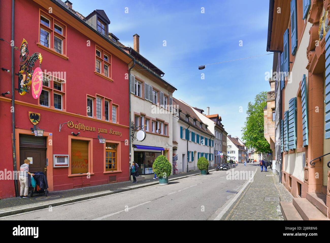 Freiburg, Deutschland - April 2022: Seitenstraße 'Herrenstraße' im alten historischen Stadtzentrum Stockfoto