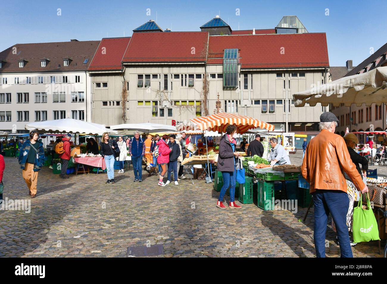 Freiburg, Deutschland - April 2022: Täglicher Markt mit lokalen Produkten auf dem Munsterplatz im Stadtzentrum Stockfoto
