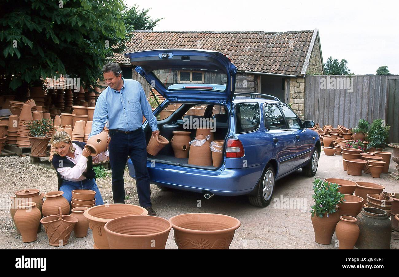 1997 Suzuki Baleno Kombi in einem Gartencenter Stockfoto