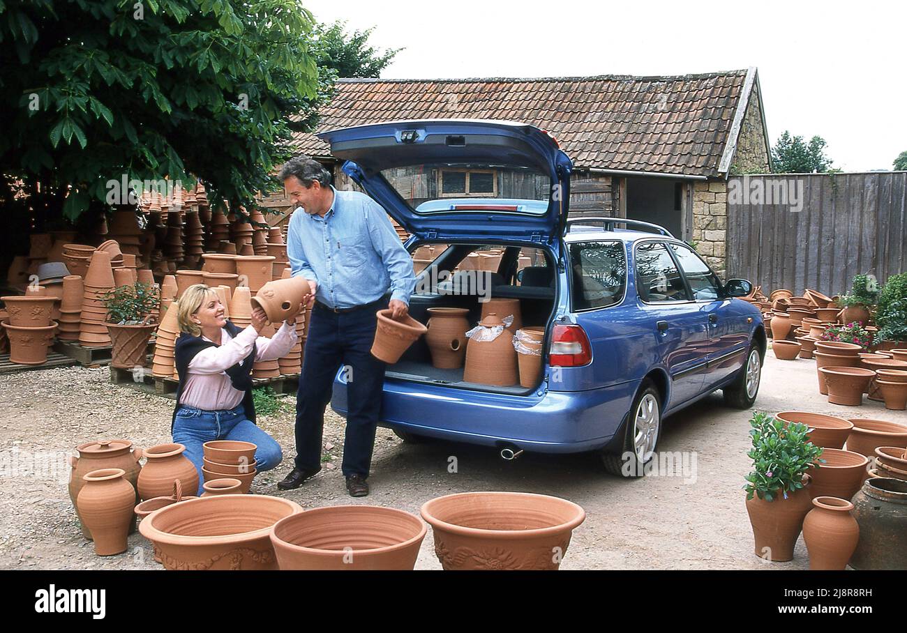 1997 Suzuki Baleno Kombi in einem Gartencenter Stockfoto