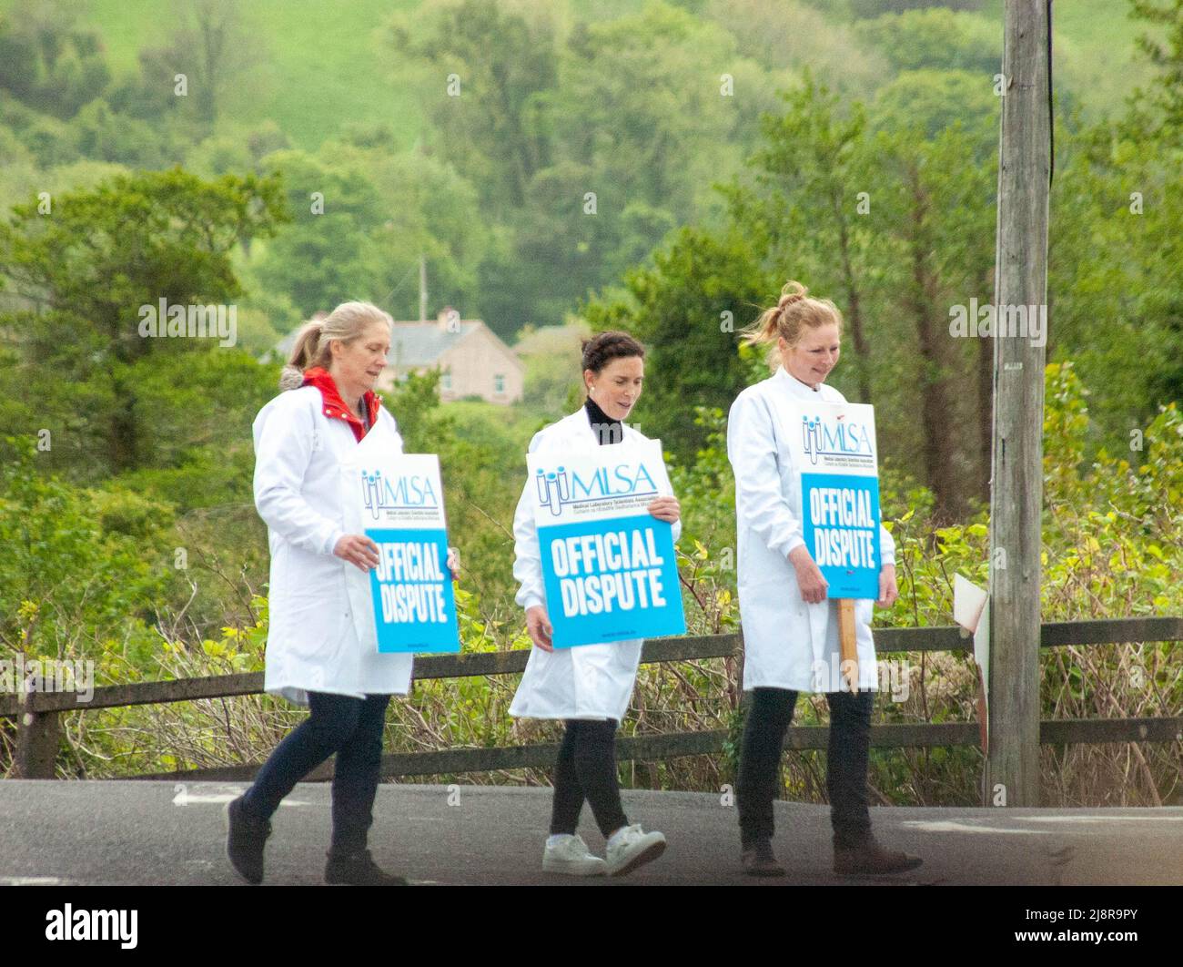 Bantry, West Cork, Irland, Mittwoch, 18. Mai, 2022; Mitglieder der Medical Laboratory Scientists Association (MLSA) haben heute im Bantry General Hospital wegen langfristiges Entgelts- und Karriereentwicklungsproblemen Arbeitskampfmaßnahmen durchgeführt. Diese Maßnahmen, die sich auf routinemäßige Krankenhaus- und Hausarztdienste auswirken, haben viele Runden erfolgloser Gespräche mit der Gesundheitsbehörde HSE, Abteilung für öffentliche Ausgaben und die Public Service Agreement Group über lange andauernder Probleme mit der Bezahlung und einem schwerwiegenden Problem bei der Einstellung und Bindung von bis zu 20 % der zugelassenen Stellen von Medizinwissenschaftlerinnen und Medizinwissenschaftlerinnen wurden nicht besetzt. Medizinwissenschaftler Stockfoto