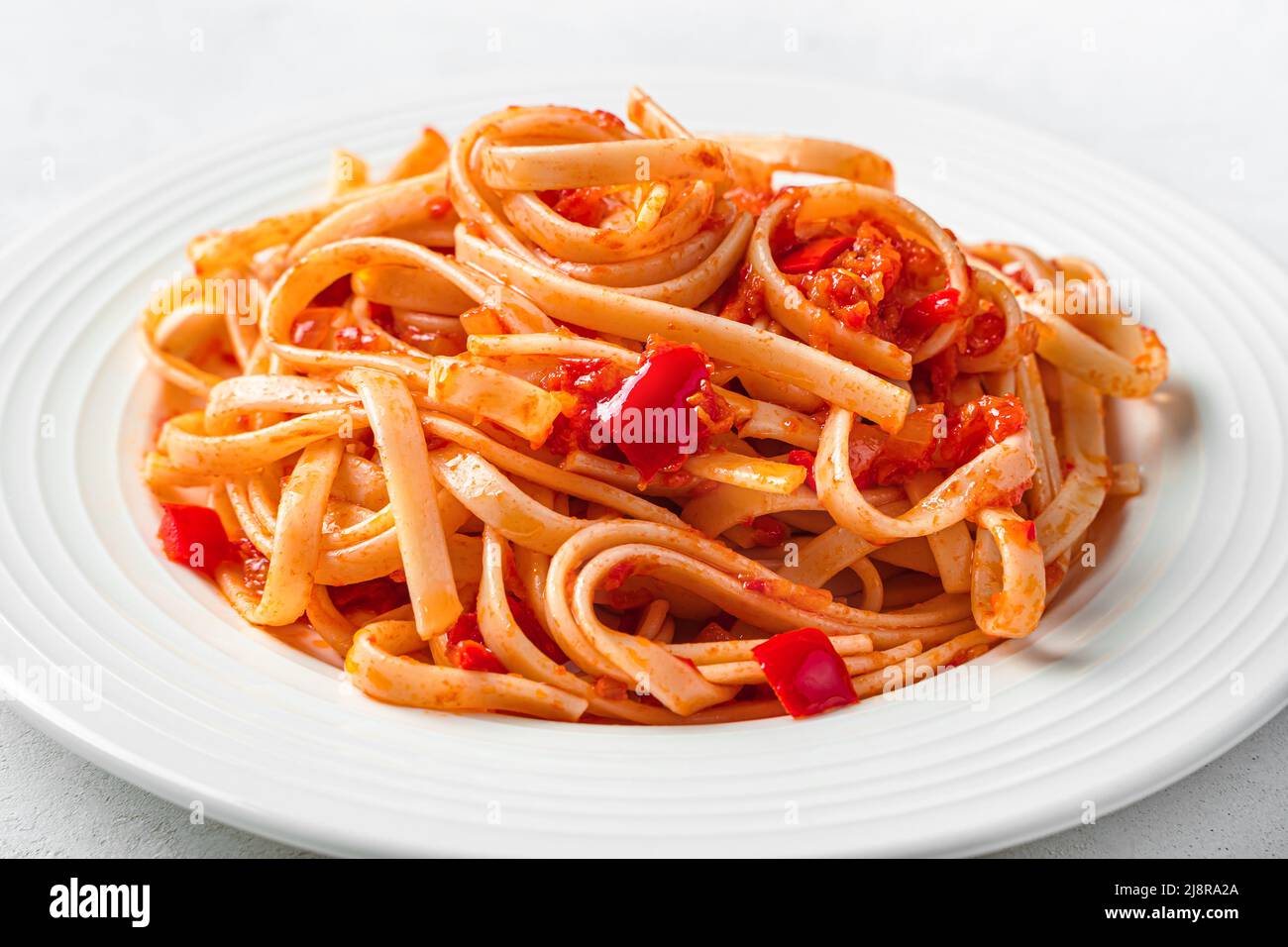 Italienische Linguini-Pasta mit Tomatensauce aus der Nähe. Stockfoto