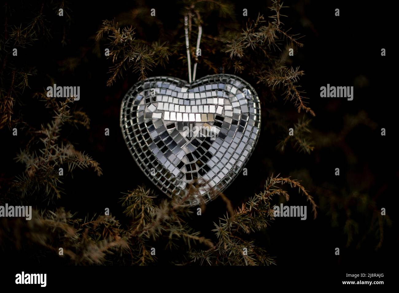 Spiegelherz. Dekoration aus Holz. Spielzeug auf Weihnachtsbaum. Spiegelmosaik. Stockfoto