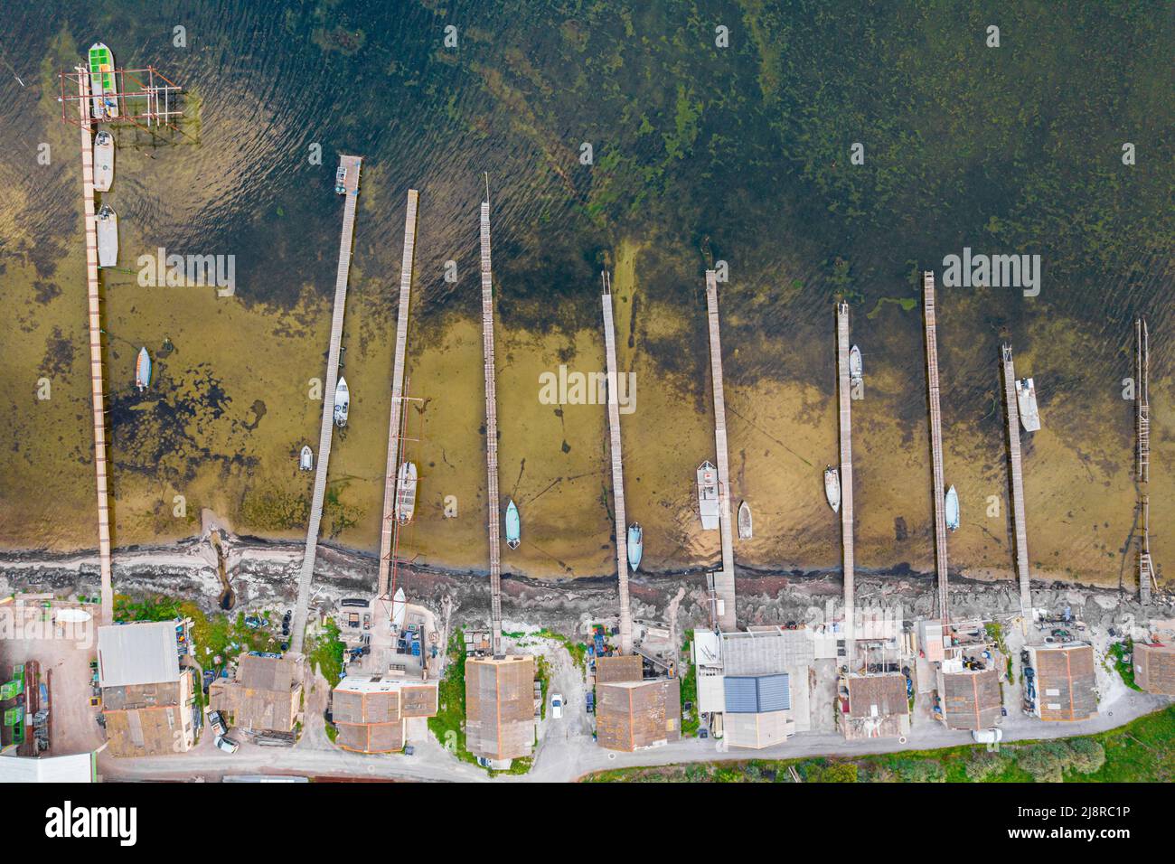 Luftaufnahme der Austernfarm in Étang de Thau (Thau-See) in Südfrankreich Stockfoto