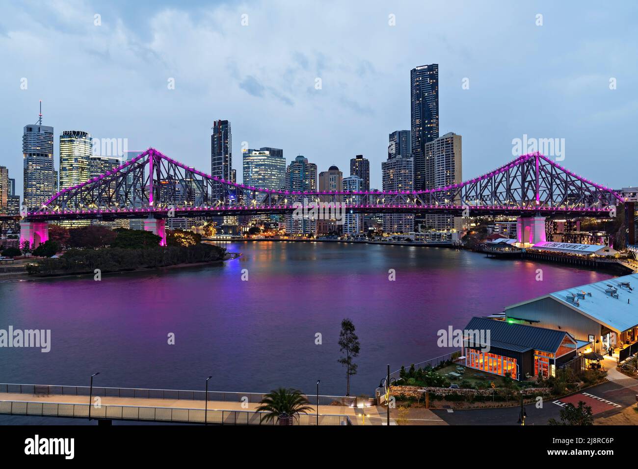 Brisbane Australien / Story Bridge und die Brisbane Skyline an einem regnerischen Abend. Stockfoto