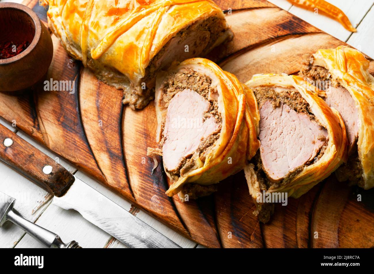 Saftiges Fleisch in einem Teig mit Gewürzen, Pilzen oder Gemüsepastete.  Wellington Meat Stockfotografie - Alamy