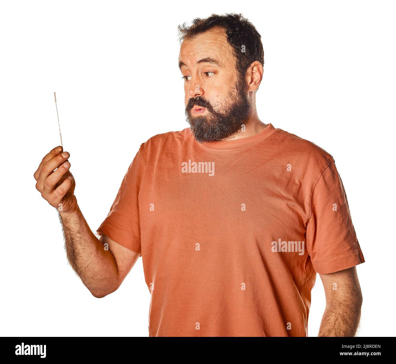 Verängstigte Person vor einem Antigen Tee covid und Blasen. Lustige Ausdruck auf weißem Ausschnitt Hintergrund. Stockfoto