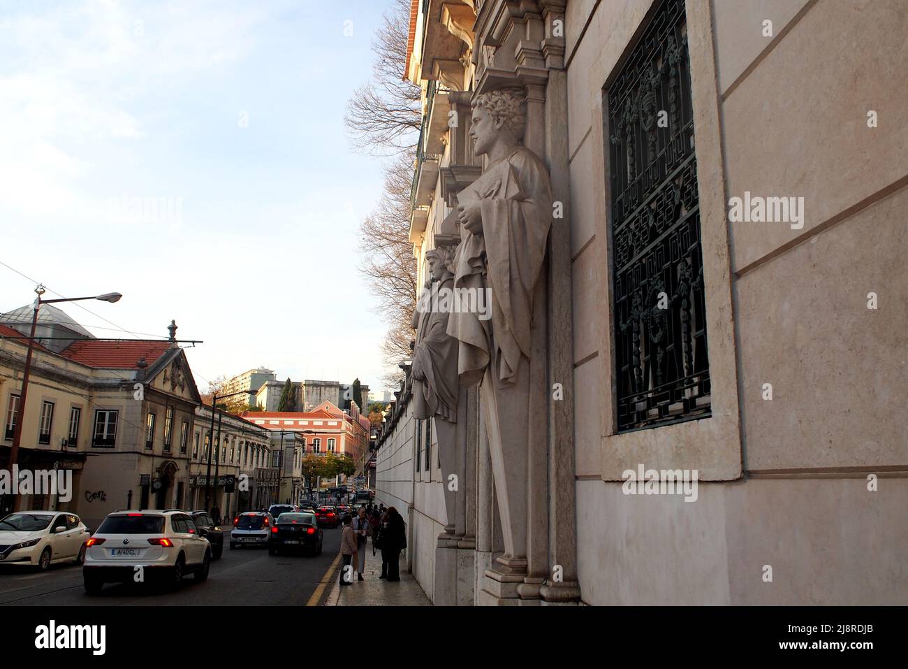 Klassische Skulpturen am Eingang des Wohnhauses Büro des Generalanwalts der Republik, Lissabon, Portugal Stockfoto