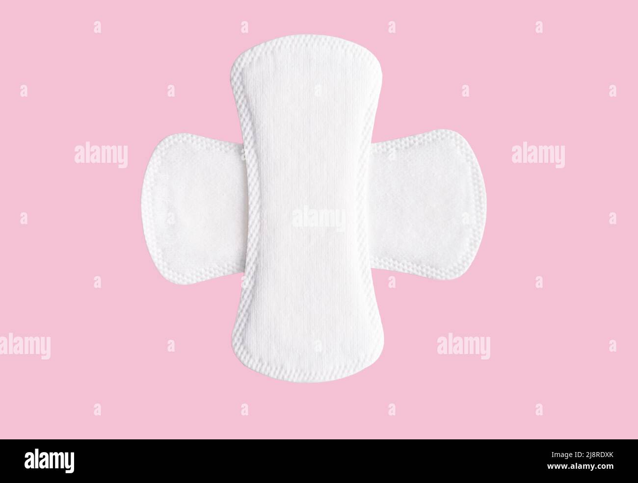 Feminines Hygienepad auf rosa Hintergrund. Konzept der weiblichen Hygiene während der Menstruation. Draufsicht Stockfoto