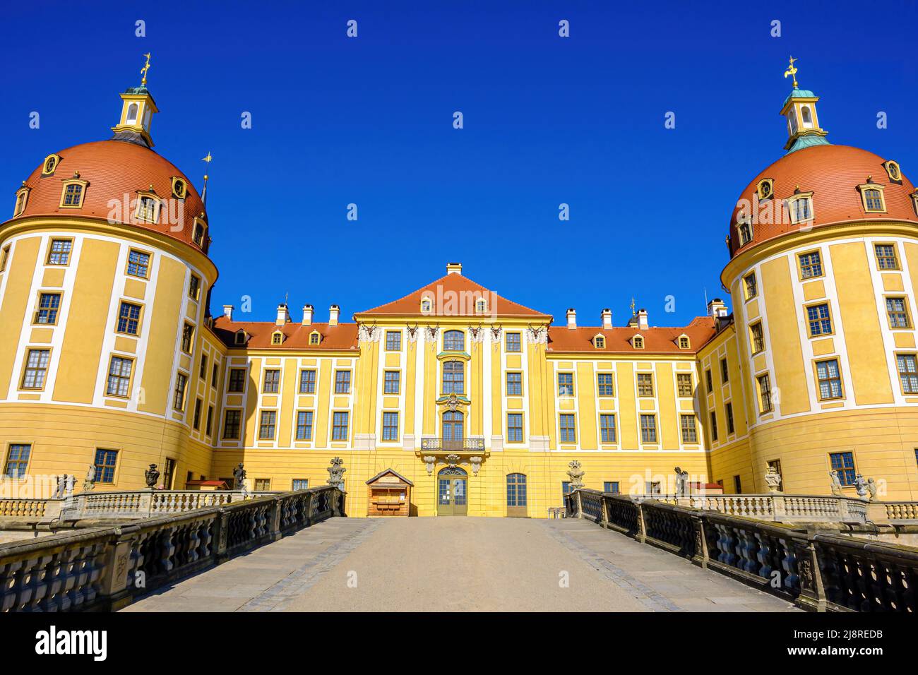 Malerischer Blick vom Süden des Schlosses Moritzburg in Moritzburg bei Dresden, Sachsen, Deutschland, 1. März 2022. Stockfoto