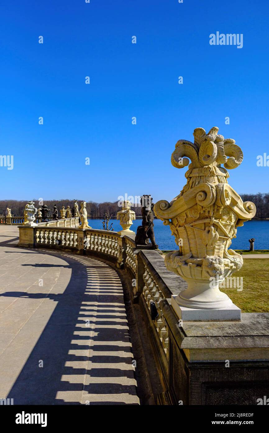 Balustrade mit Putten und anderen barocken Steinskulpturen auf der Südseite des Schlosses Moritzburg in Moritzburg bei Dresden, Sachsen, Deutschland. Stockfoto