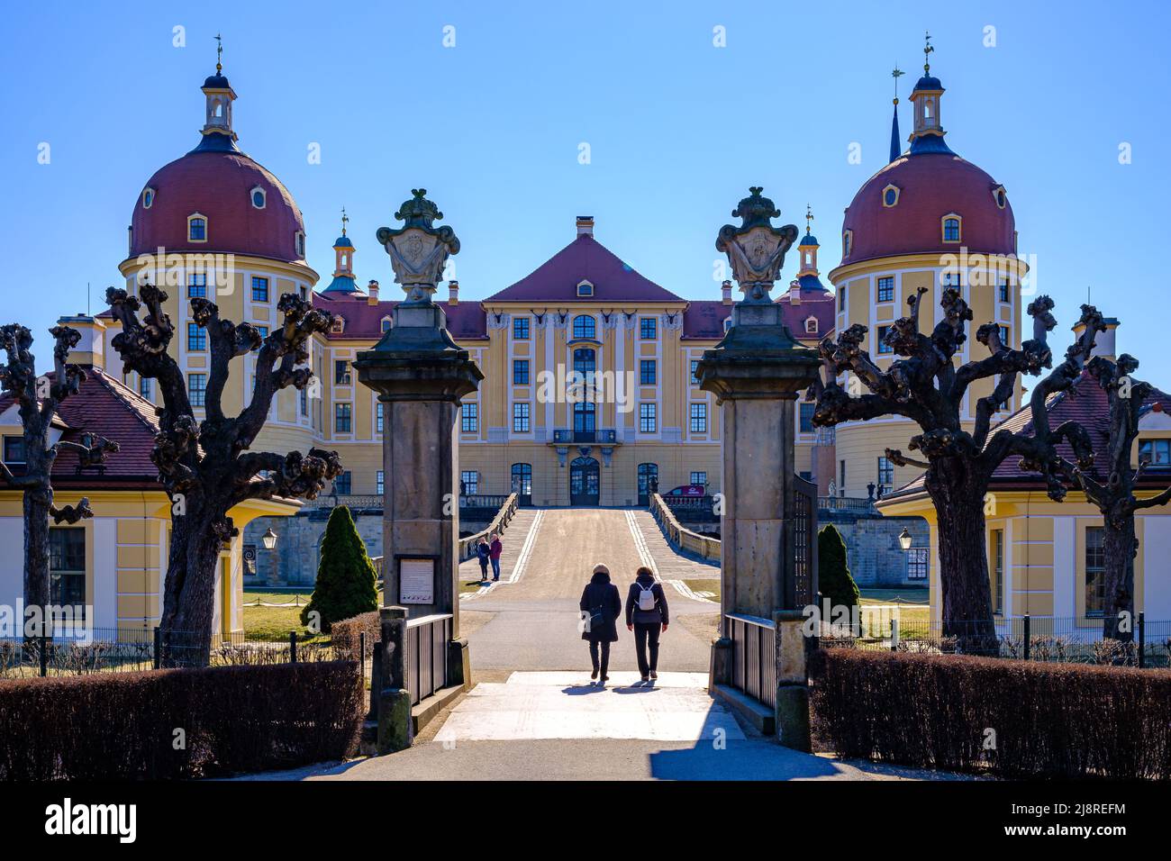 Malerischer Blick vom Nord- und Hintertor des Schlosses Moritzburg in Moritzburg bei Dresden, Sachsen, Deutschland, 1. März 2022. Stockfoto