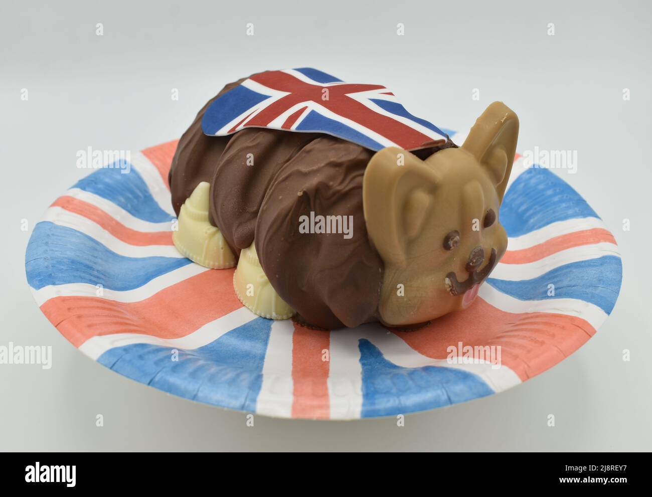 Marks und Spencer haben den Corgi und Queen Connie the Caterpillar Cake für die Feierlichkeiten zum Platin-Jubiläum der Königin produziert. Das ist der Corgi-Kuchen. Stockfoto