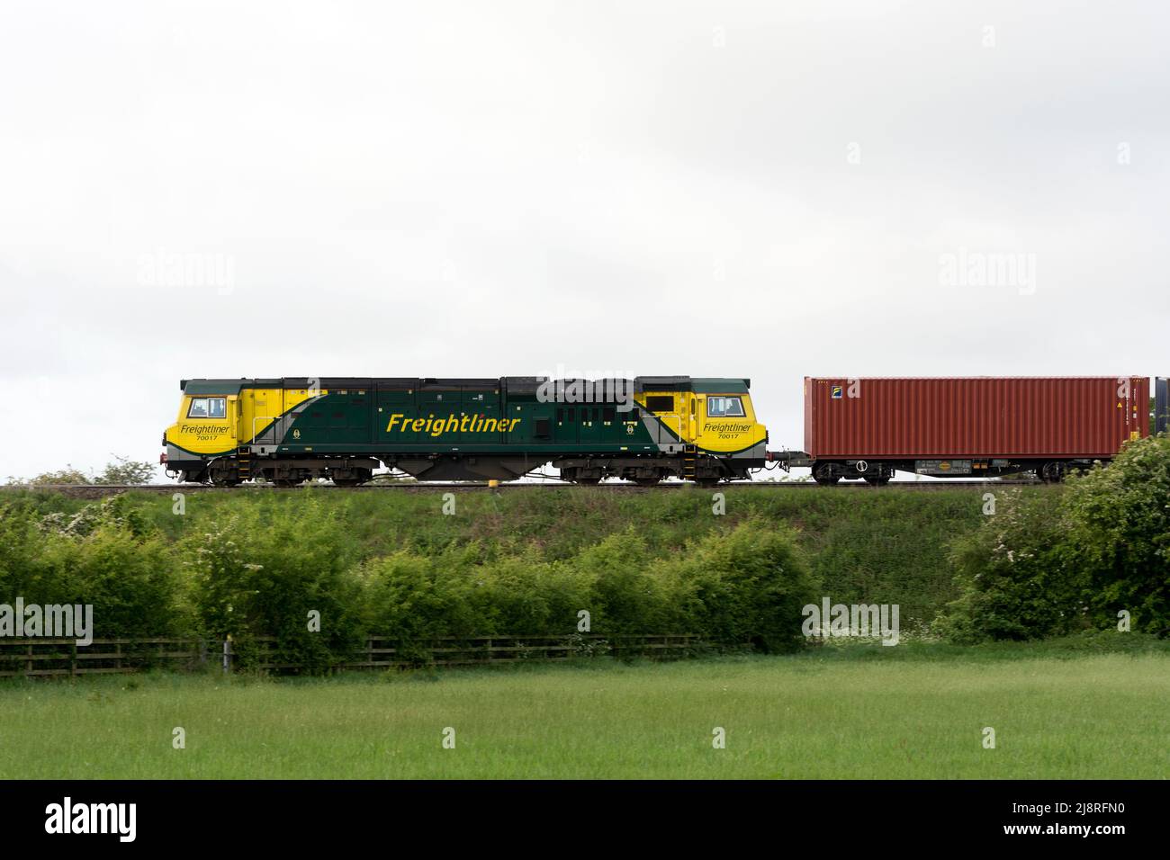 Eine Freightliner-Diesellokomotive der Baureihe 70 Nr. 70017 mit einem freightliner-Zug, Warwickshire, Großbritannien Stockfoto