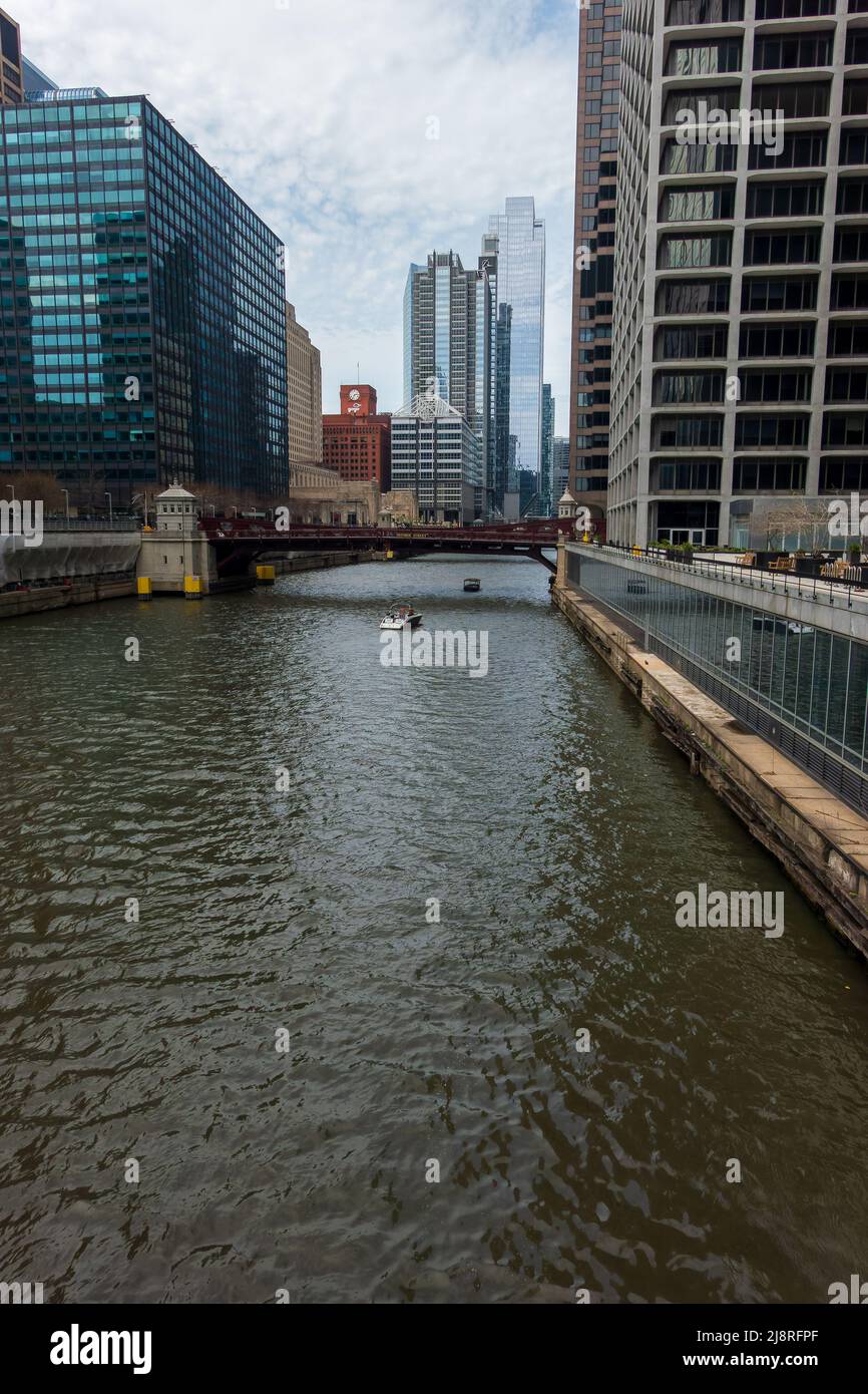 Rosemont, IL - 23. APRIL 2022: Privates Boot in der Innenstadt von Chicago auf dem Chicago River Stockfoto