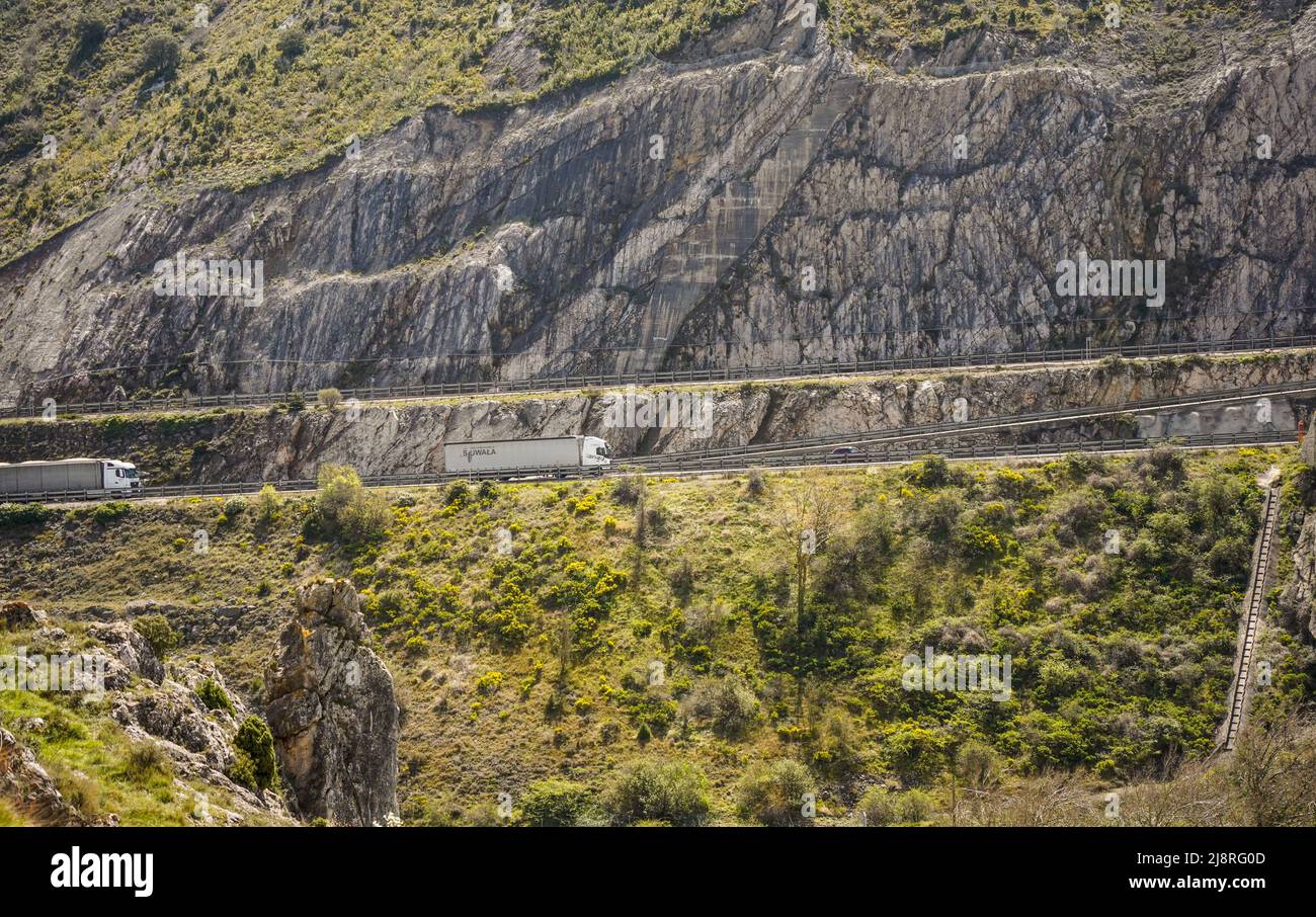 LKW auf der N1 bei Pancorbo Spanien in der Provinz Burgos, Kastilien und León, Spanien. Stockfoto