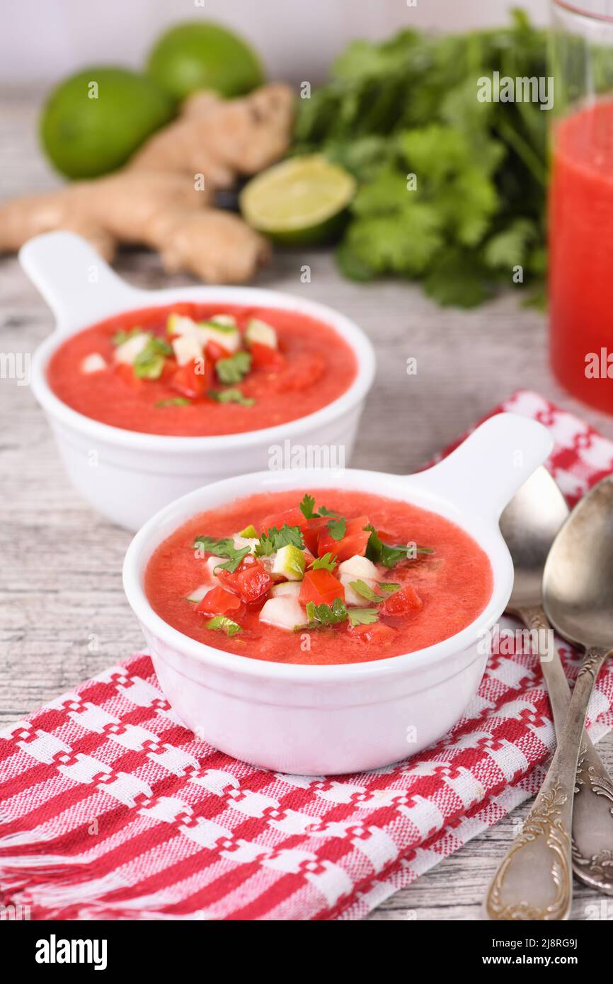 Wassermelone Tomate Gazpacho in Schüsseln. Traditionelle spanische kalte Suppe. Stockfoto