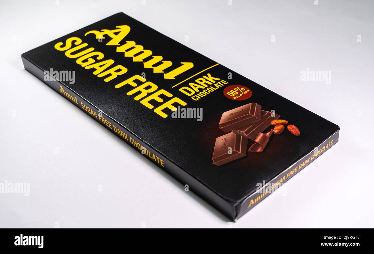 Amul Sugar Free Dunkle Schokolade auf weißem Hintergrund. Stockfoto
