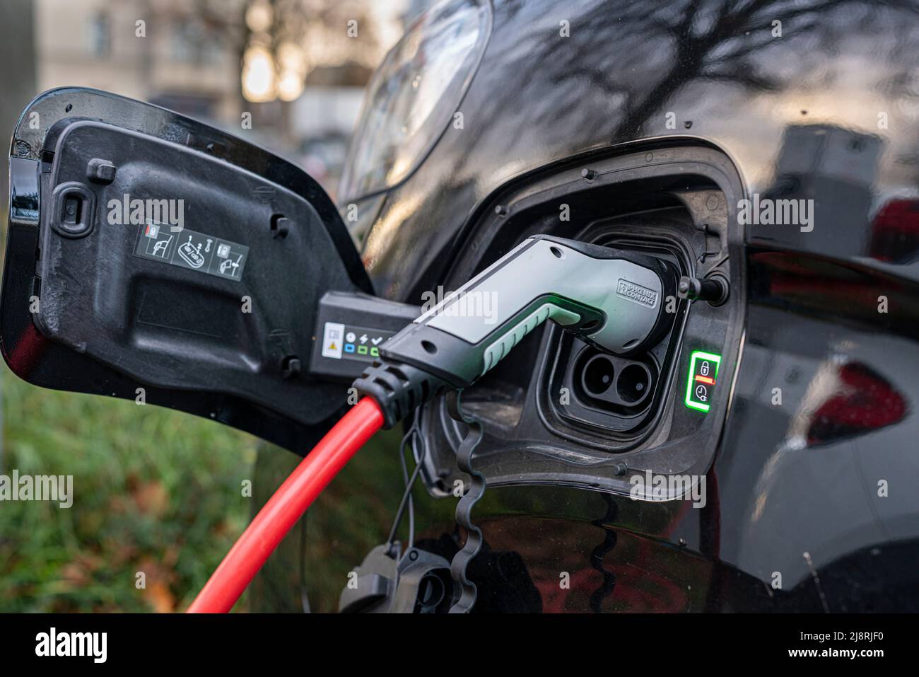 Elektroauto an der Ladestation Stockfoto