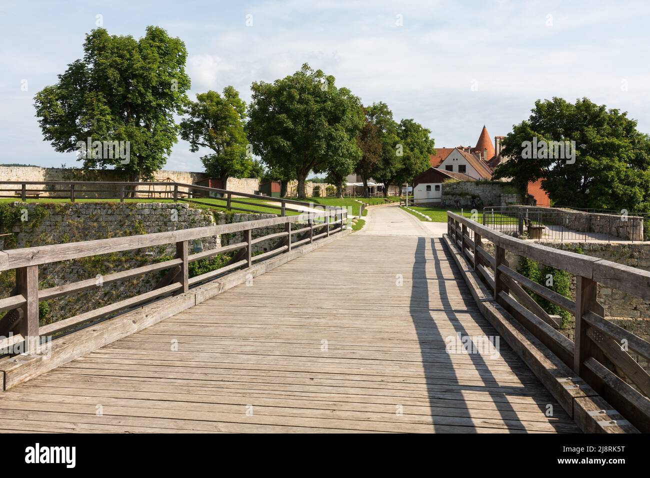 Burghausen, Deutschland - 25. Jul 2021: Blick über eine Holzbrücke in die Burghausener Mauern. Stockfoto