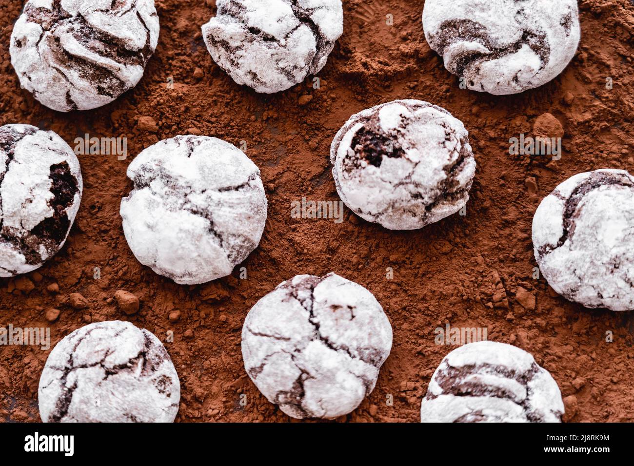 Draufsicht auf Cookies mit Puderzucker auf Kakaooberfläche Stockfoto