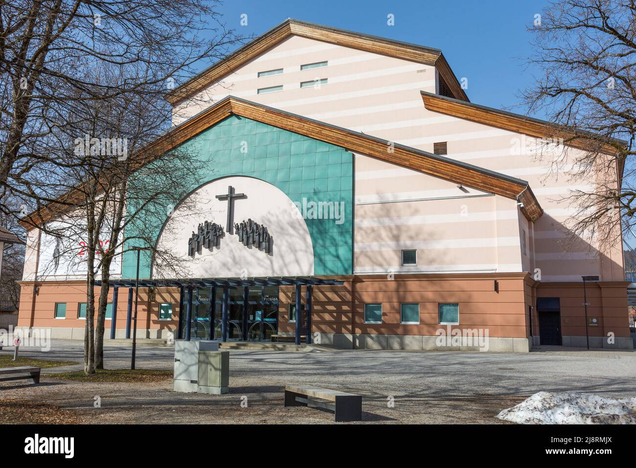 Oberammergau, Deutschland - 26. Feb 2021: Blick auf den Haupteingang des Passionstheaters Oberammergau. Heimat des historischen Passionsspiels. Stockfoto