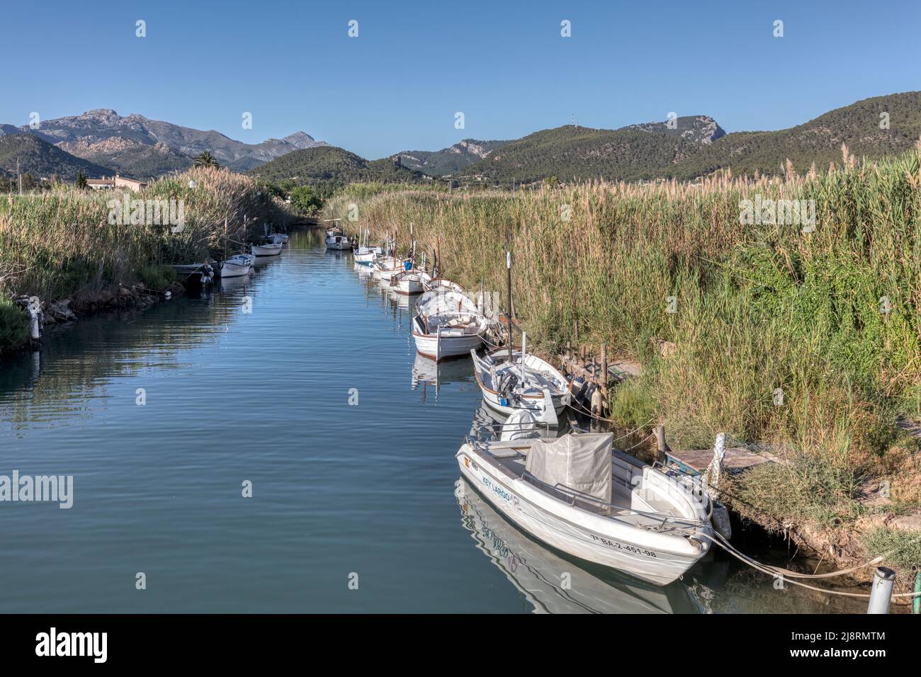Kleine Boote auf dem Fluss Es Torrent am nördlichen Ende von Port Andratx, gelegen im Weltkulturerbe Serra de Tramuntana Gebirge Stockfoto