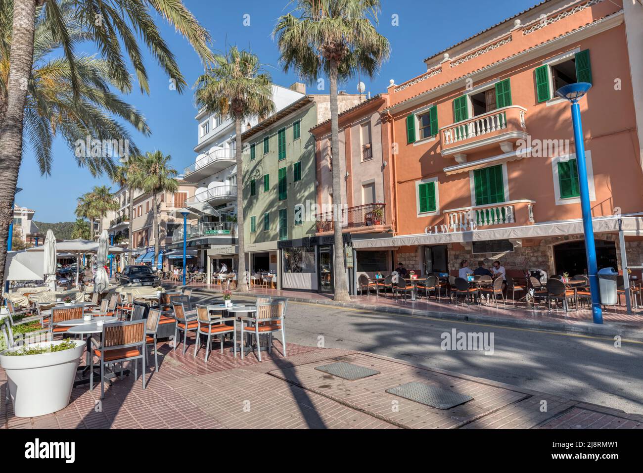 Cafés, Restaurants, Hotels und Geschäfte entlang der Av Mateo Bosch Strandpromenade Port Andratx im UNESCO-Weltkulturerbe Serra de Tramuntana Berge Stockfoto