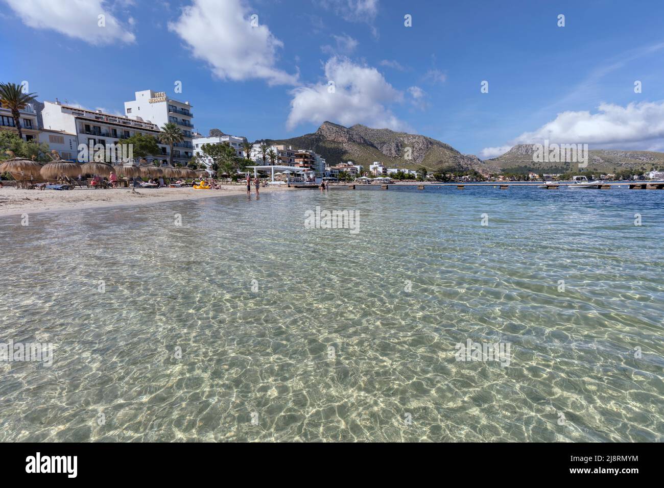 Port de Pollenca - Strand und Hotels am kristallklaren aquamarinblauen Mittelmeer im UNESCO-Weltkulturerbe Serra De Trumantana Berggebiet Stockfoto