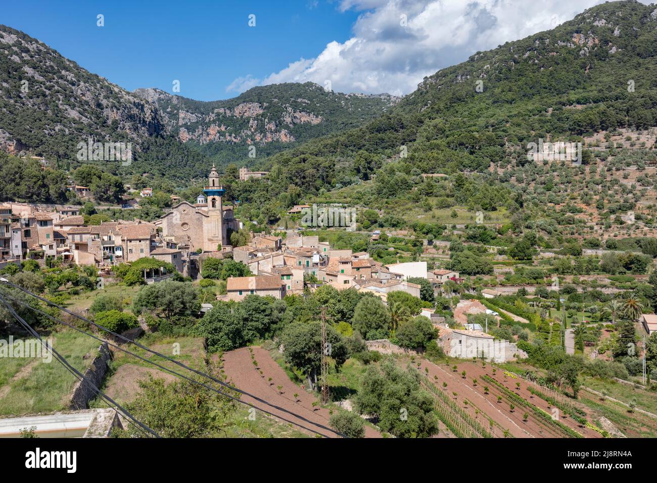 East Valldemossa mit der Kirche Sant Bartomeu im Zentrum und terrassenförmig angelegter Landwirtschaft im UNESCO-Weltkulturerbe Serra de Trumantana Gebirge Stockfoto