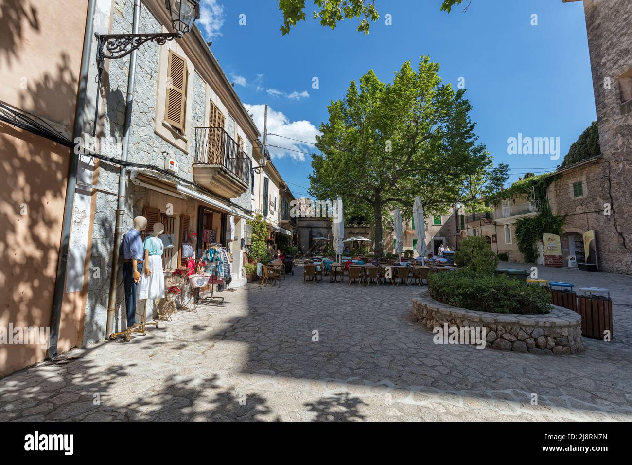 Geschäfte und Cafés in Placa Cartoixa in Valldemossa im UNESCO-Weltkulturerbe Serra de Trumuntana Bergkette Stockfoto