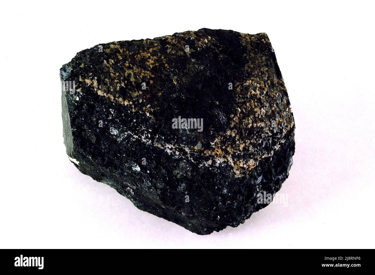 Jeffersonite (Aegirin), Franklin, New Jersey. Jeffersonit ist kein Mineralname. Es handelt sich vielmehr um einen Begriff, der manchmal verwendet wird, um eine Mangan-Zink-Sorte von Clinopyroxen zu beschreiben, die mit dem Mineral Aegirin verwandt ist. Diese 8 cm breite Probe aus Franklin, New Jersey, besteht fast ausschließlich aus schwarzem Pyroxen. Stockfoto
